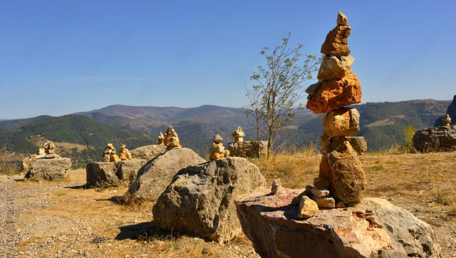 Le célèbre chemin de Stevenson à travers les Cévennes : une étape bienvenue au Grand Hôtel du Parc