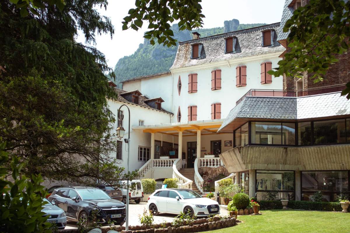 Le célèbre chemin de Stevenson à travers les Cévennes : une étape bienvenue au Grand Hôtel du Parc