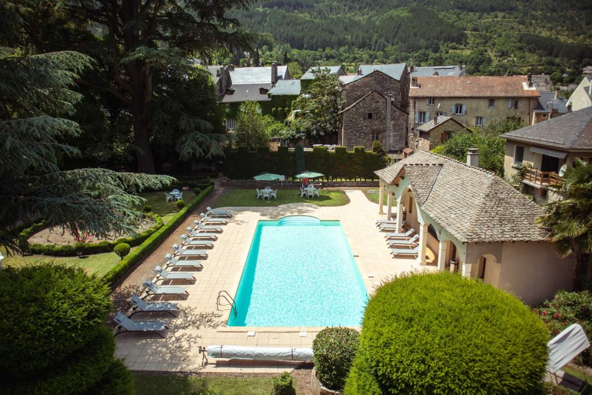 Le célèbre chemin de Stevenson à travers les Cévennes : une étape bienvenue au Grand Hôtel du Parc